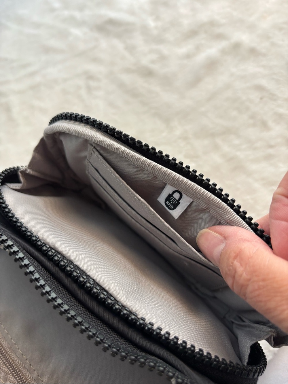 BAGGALLINI Women's On The Go Waist Pack Belt Bag Black - Picture 9 of 12